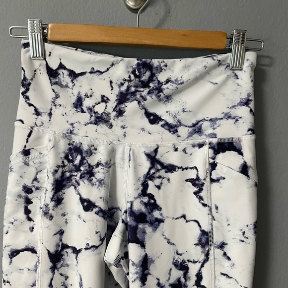 Old Navy Active Powersoft Print Crop Leggings in Small. GapFit Strappy Top in XS - Picture 6 of 16